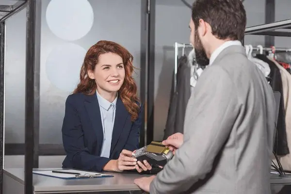 colaboradora ofreciendo un buen servicio al cliente