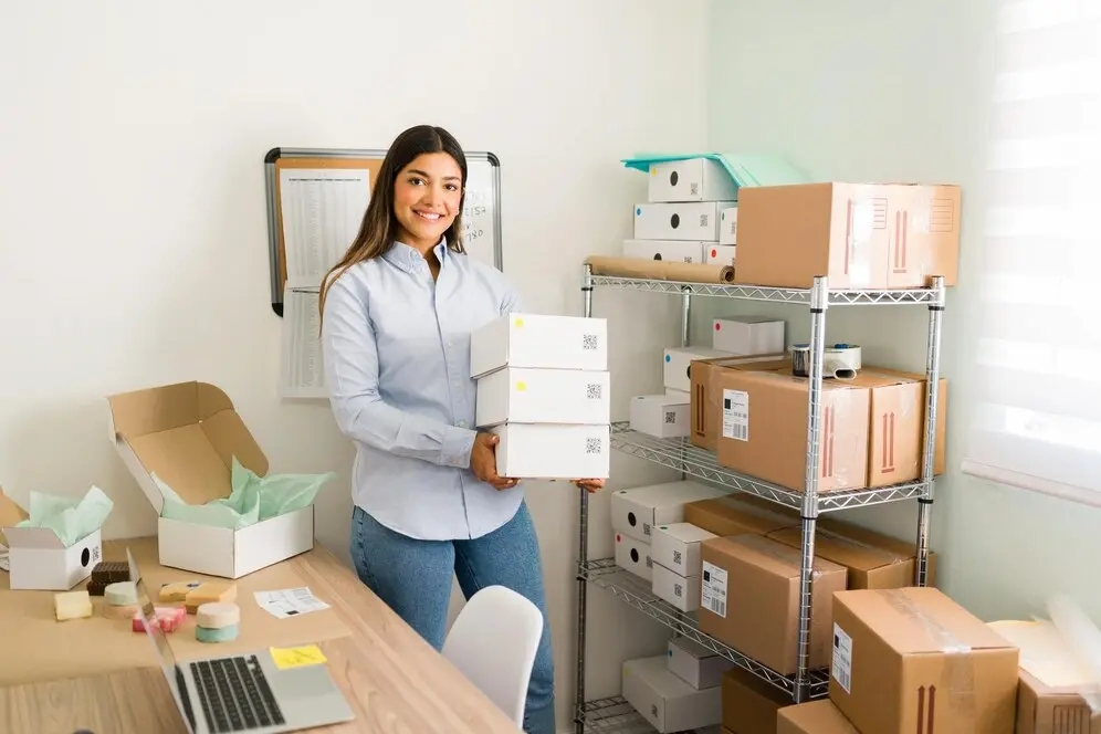 mujer realizando inventario