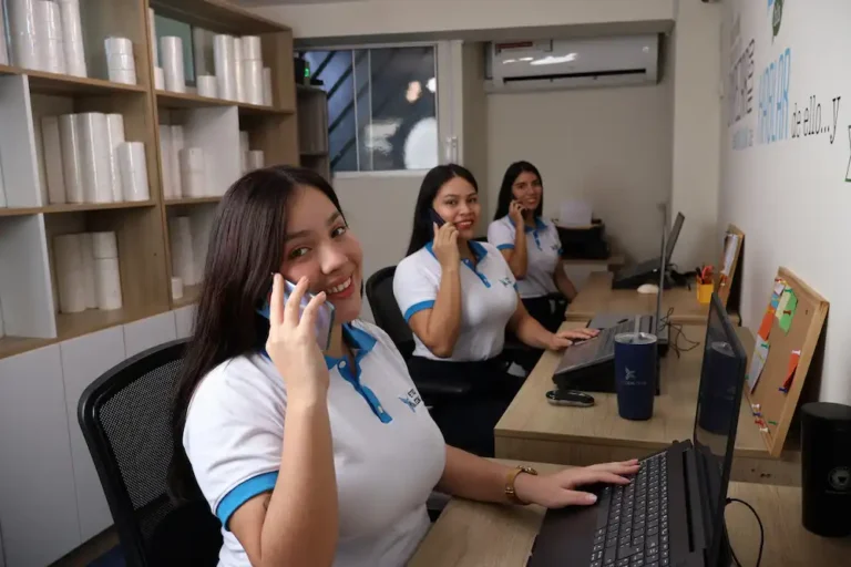 Mujeres trabajando en oficina moderna.