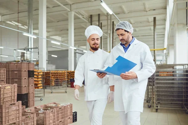 supervisores asegurando la calidad en planta, supervisando que se sigan los procesos impuestos por la normativa ISO 9001