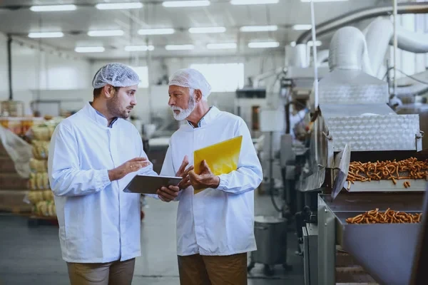 supervisores revisando que se estén siguiendo las regulaciones de la norma ISO 9001