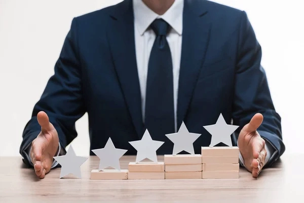 gerente poniendo estrellas en escalones, denotando la prioridad por la calidad, siguiendo las directrices de la ISO 9001
