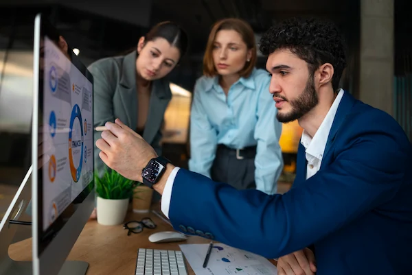 empleados revisando los datos de las estrategias aplicadas para la mejora continua de los procesos