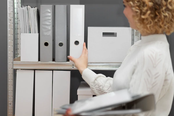 mujer empresaria optando por documentos físicos ya que no cuenta con un sistema de gestión documental