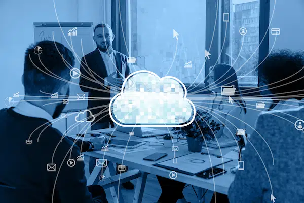 empresarios alrededor del icono de un sistema de gestión documental de nube