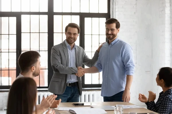 hombres de negocios aplicando estrategias de fidelización de clientes