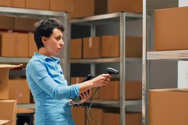 colaboradora realizando acciones de automatización mediante herramientas tecnológicas para la gestión de inventarios