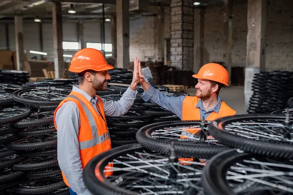 trabajadores aumentando su productividad en el trabajo por el buen funcionamiento de la maquinaria