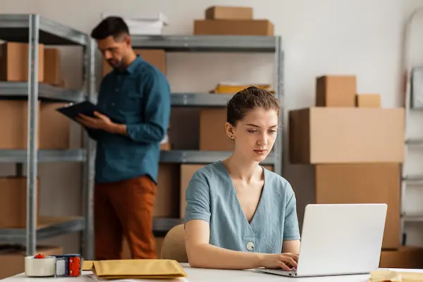 compañeros de trabajo realizando acciones para la gestión de inventarios