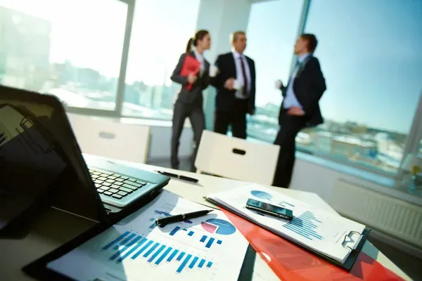 equipo de trabajo analizando los resultados de las acciones de inteligencia comercial