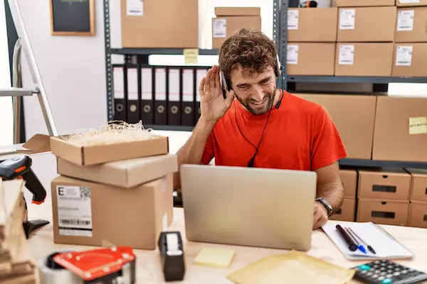 operador de telemarketing atendiendo a la demanda de los clientes de manera remota