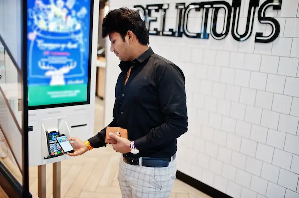 experiencia del cliente eficiente por el uso de kioscos de autoservicio, facilitando la toma de decisiones del cliente