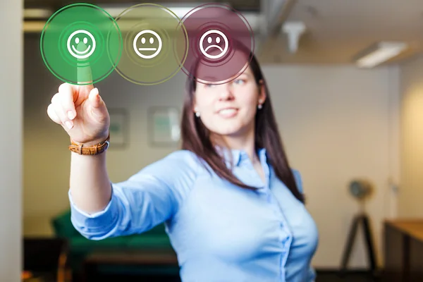 cliente satisfecho calificando la experiencia del cliente 