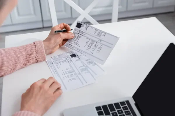 primer plano de manos revisando facturas para llevar a cabo un control presupuestario