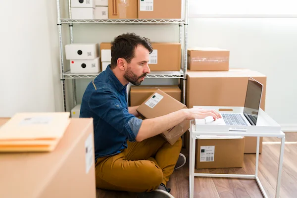hombre realizando el conteo de su inventario de manera manual