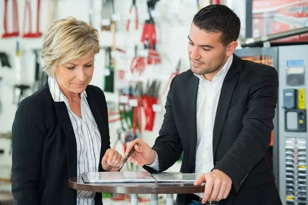 gerente capacitando a empleados sobre el método FIFO
