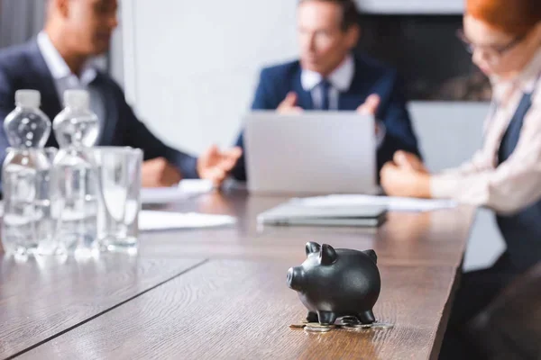 equipo de trabajo en oficina tomando nota de detalles sobre el control presupuestario