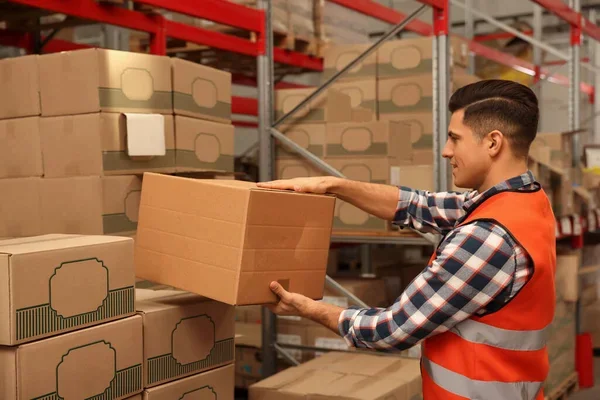 operador de almacén despachando cajas listas para la rotación de inventarios