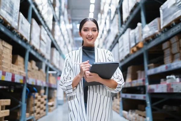 mujer supervisando la distribución de su almacén mediante la clasificación del método ABC