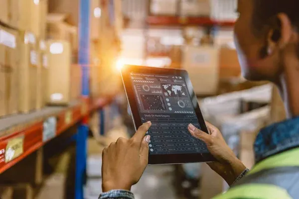 mujer en primer plano utilizando una tablet para gestionar su almacén