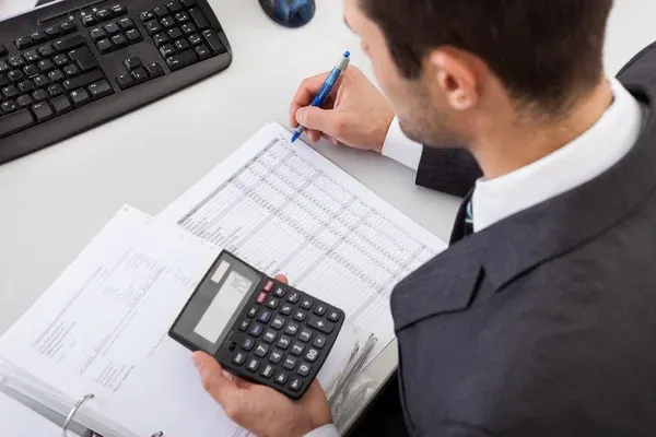 hombre de negocios realizando acciones de contabilidad y declaración de impuestos