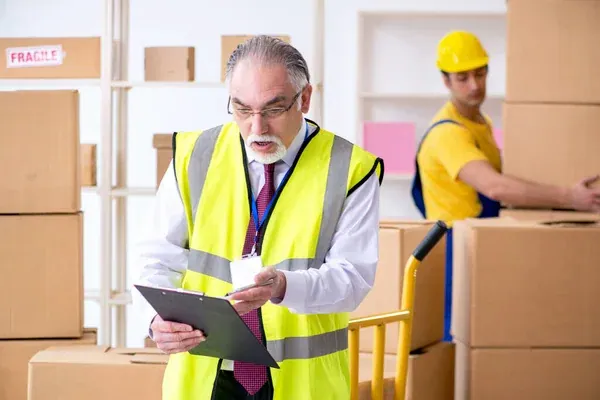 jefe de almacén sorprendido por que hay errores en el control de stock