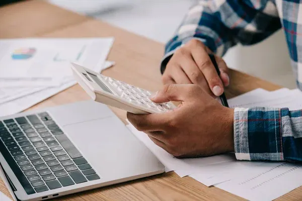 primer plano de hombre realizando acciones de contabilidad de comprobantes de pago electrónicos