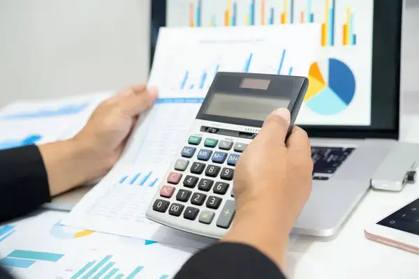calculadora realizando acciones de contabilidad