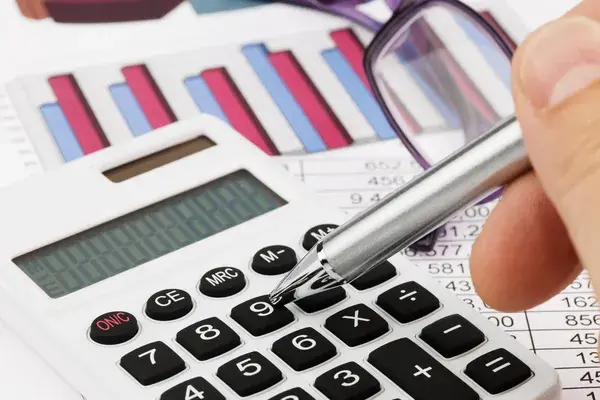 empresario calculando el igv mediante el uso de calculadora