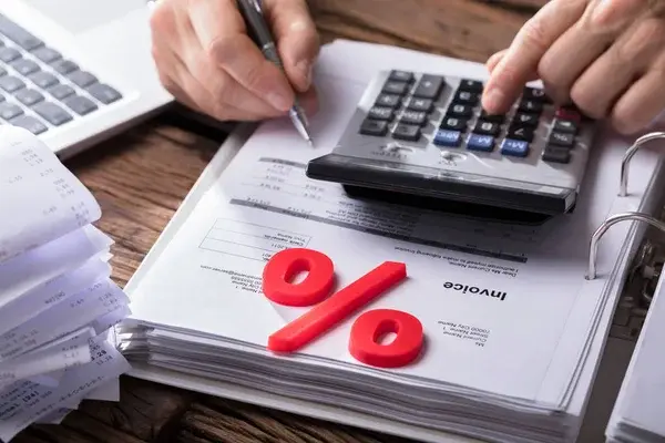 retención del igv siendo calculado por manos en primer plano mientras utilizan calculadora